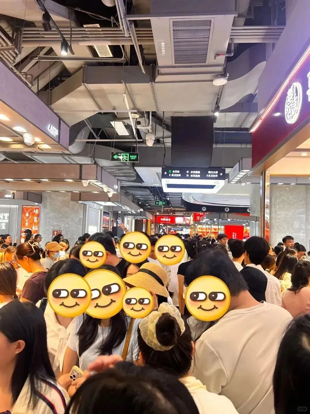 金饰克价1个月跌100元	，深圳水贝被挤爆，网友：比菜市场人还多